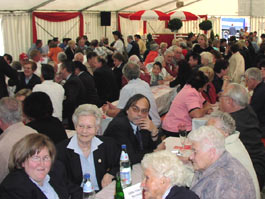Besucher im Festzelt