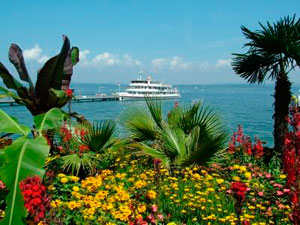 Insel Mainau - Blumen im Vordergrund, Schiff  auf dem Bodensee