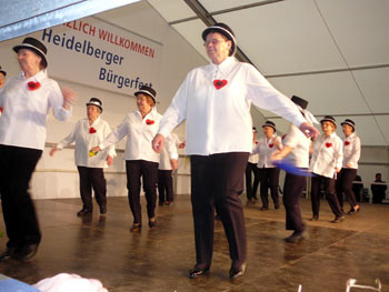 Seniorentanzgruppe auf der B�hne
