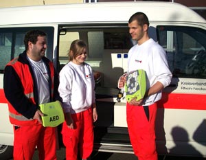 DRK-Mitarbeiter vor Krankenwagen