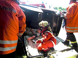 Feuerwehrleute d DRK-Mitarbeiter beim Bergen von Verletzten