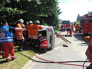 Feuerwehr und DRK am Ungl�cksort