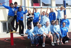 Gruppenbild mit Kindern des Jugendrotkreuzes
