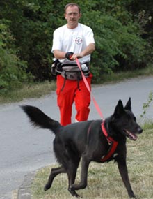 Rettungshund Max mit seinem Hundef�hrer
