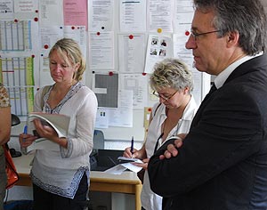 Thomas Locher beim Pressetermin mit zwei Vertreterinnen der Presse