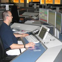 Mitarbeiter bei der Arbeit in der Integrierten Leitstelle am Computer
