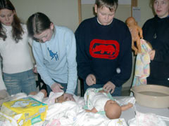 Jugendliche bei der Babysitterausbildung �ƒ¼ben Wickeln