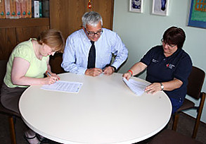 Manuela Schütz, Michael Spieß und Frau Gabriele Bertsch-Nauber unterzeichnen den Kooperationsvertrag.