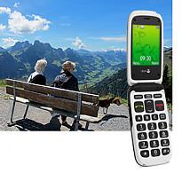 Zwei Wanderinnen auf einer Bank, im Vordergrund ein Mobiltelefon