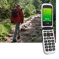 Ein Wanderer auf einem unebenen Wanderweg, im Vordergrund ein Mobiltelefon