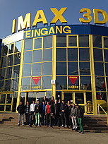 Gruppenbild mit Flüchtlingen vor dem IMAX in Sinsheim
