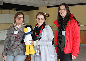 Kirstin Tounkara, Inga Ruf und Annette Hübner mit einem Pinguin-Stofftier