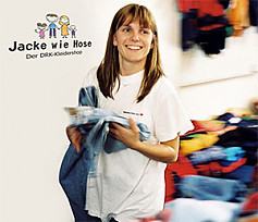 Frau hält im Kleiderladen Jeans in der Hand