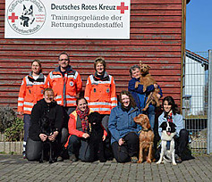 Gruppenbild Rettungshundestaffel mit Hundeführern und Hunden