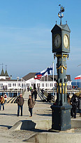 Alte Standuhr am Hafen von Usedom