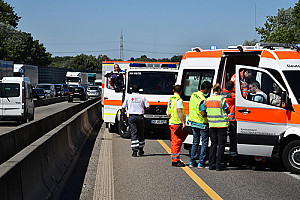 Rettungsfahrzeuge des DRK auf der Autobahn A6