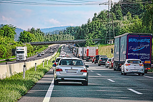 Fahrzeuge auf der Autobahn bilden eine Rettungsgasse