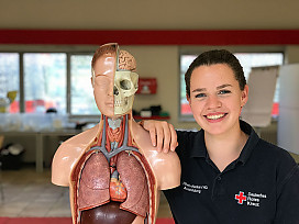 Lalie Dörflinger neben einem Anatomie-Modell