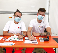 Zwei DRK-Mitarbeiter an der Anmeldung bei der Teststation