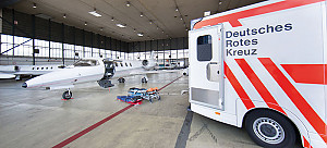 DRK-Fahrzeug im Flugzeug-Hangar