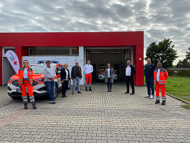 Gruppennbild mit Christiane Staab und DRK-Mitarbeitern vor dem NEF-Standort in Walldorf