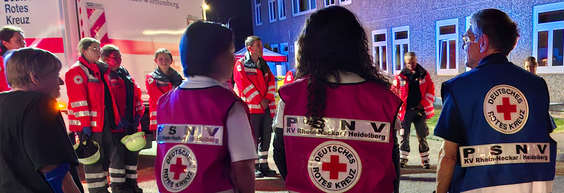 DRK-Mitarbeiter mit Jacke mit der Beschriftung PSNV KV Rhein-Neckar / Heidelberg