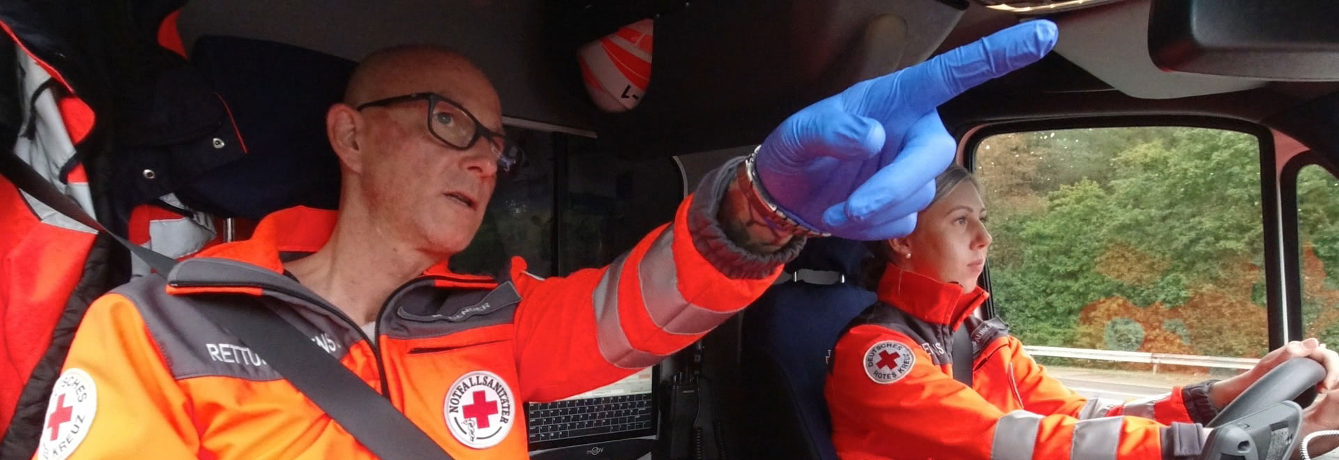Zwei Notfallsanitäter im Fahrzeug