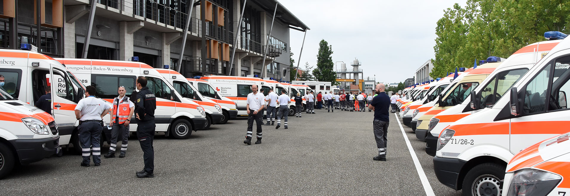 geparkte DRK-Einsatzwagen