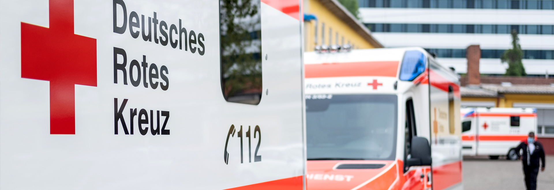 DRK-Fahrzeuge in Reihe geparkt