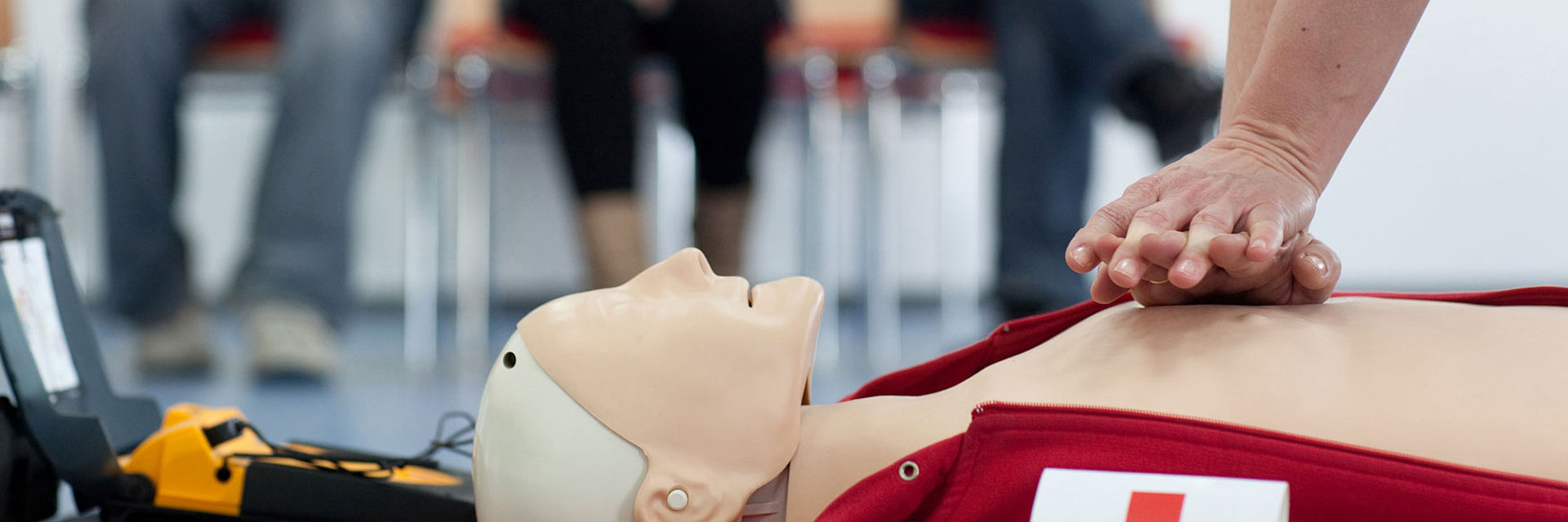 Übung Herzmassage an einer Puppe