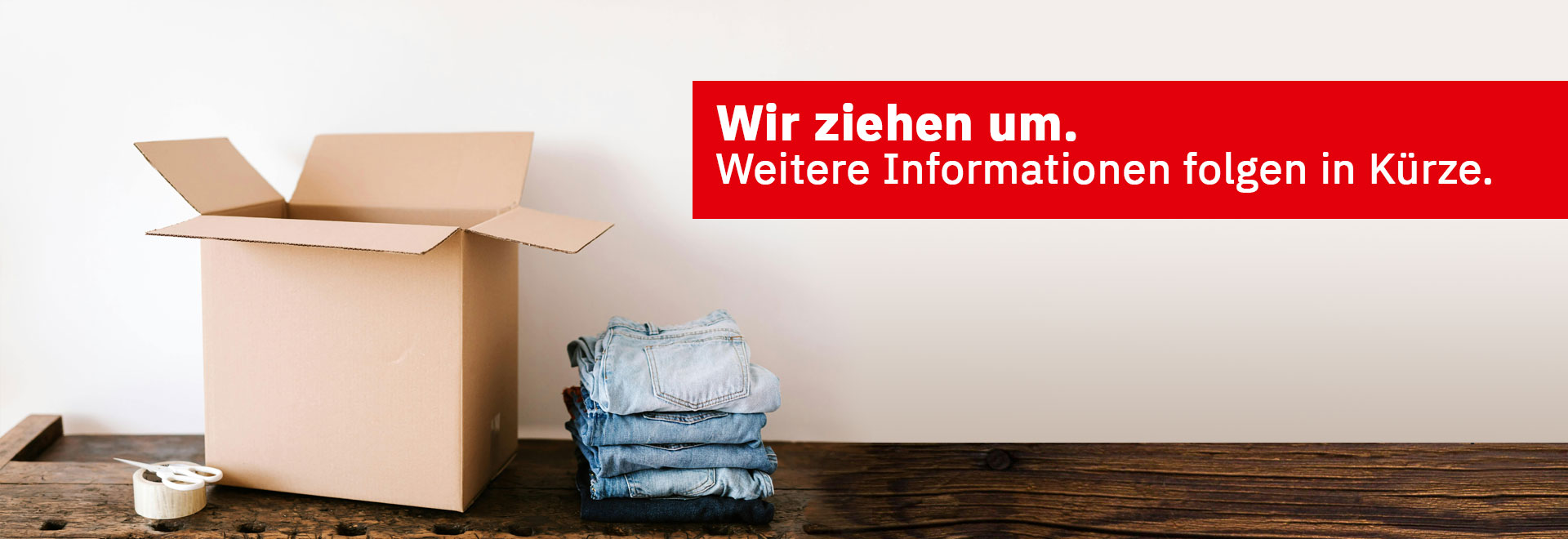 Umzugskarton mit Text: Wir ziehen um. Weitere Informationen folgen in Kürze.