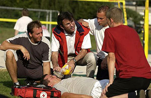 Verletzter Sportler wird auf dem Fussballfeld versorgt