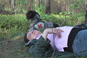 Verletzte Frau im Wald mit DRK-Rettungshund