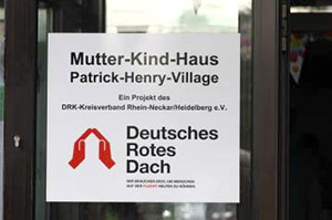 Türschild Mutter Kind Haus Patrick-Henry-Village , Deutsches Rotes Dach