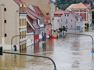 Häuserzeile mit Hochwasser