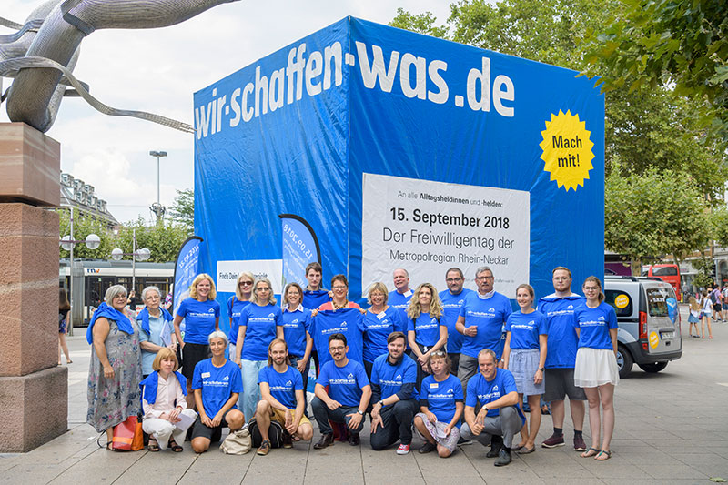 Zusammen mit Oberbürgermeister Dr. Eckart Würzner (vorne rechts) stellen die Verbände ihre Projekte für den Freiwilligentag am 16. September vor. 