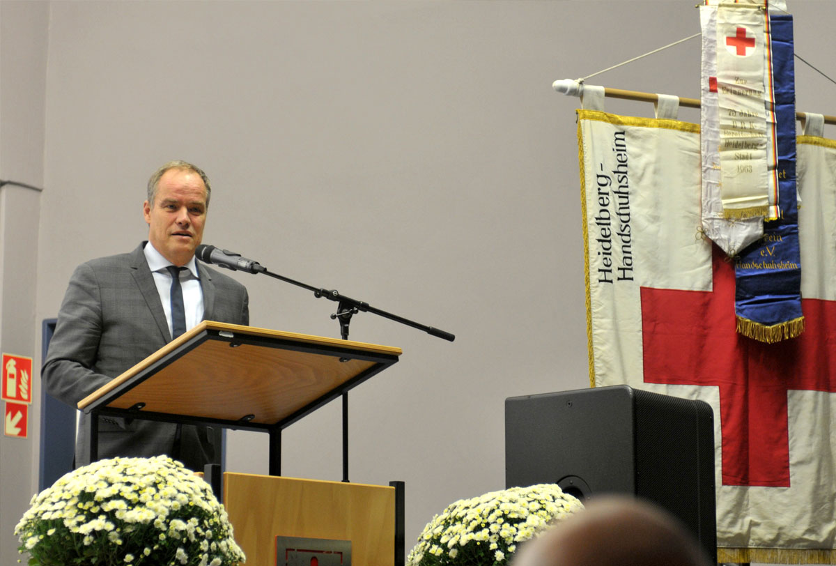 Oberbürgermeister Prof. Dr. Eckart Würzner spricht am Rednerpult