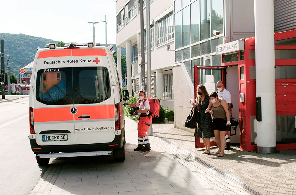 Sanitäter begleiten Patienten zum Rettungswagen