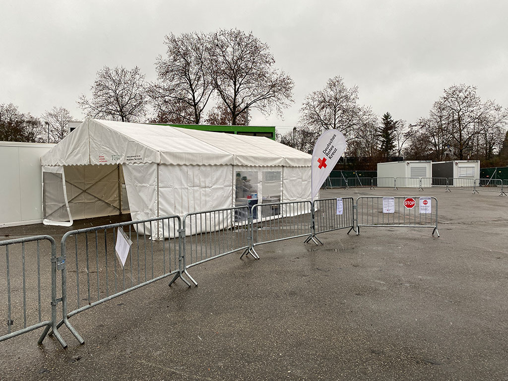 Weiße Zelte der Drive-In Teststation