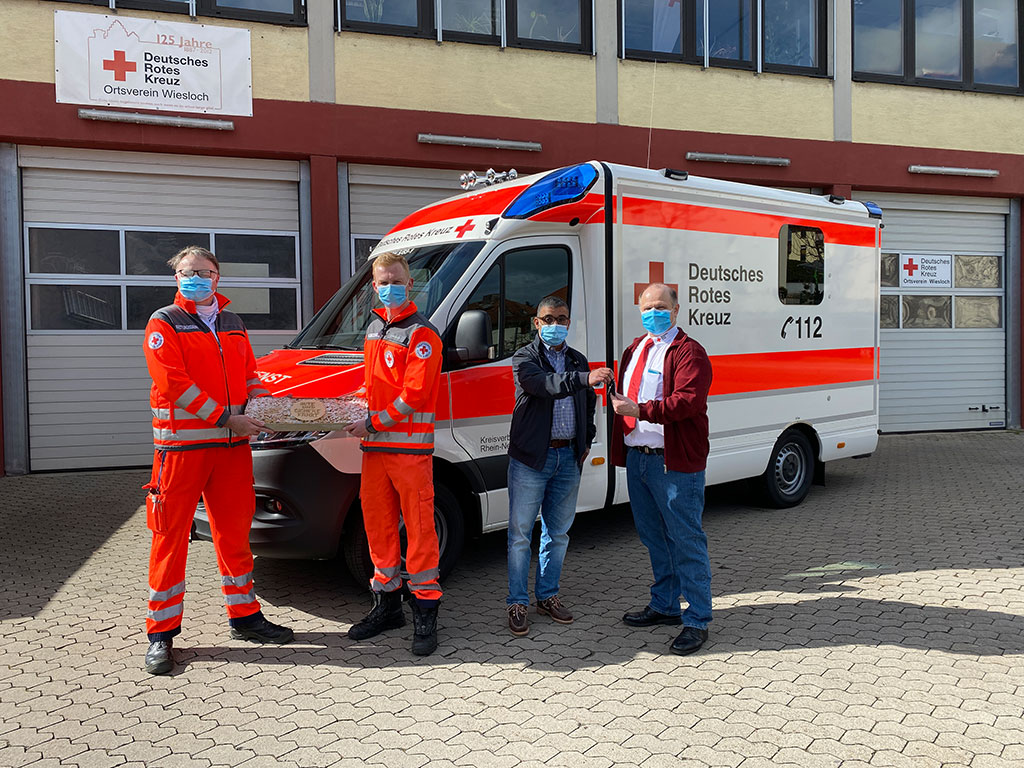 Schlüsselübergabe für einen neuen Rettungswagen