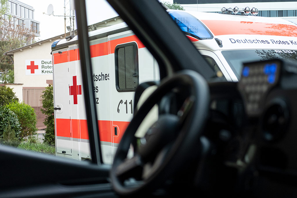 Detailbild Lenkrad und Cockpit eines Rettungswagens