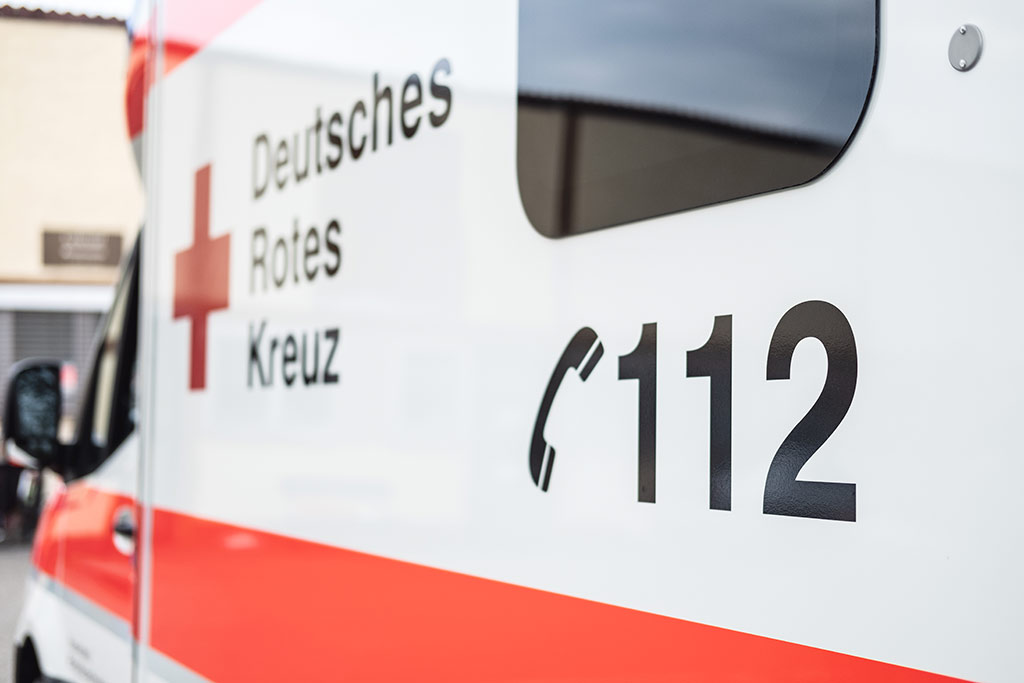 Detailbild eines Rettungswagens mit Telefonnummer 112