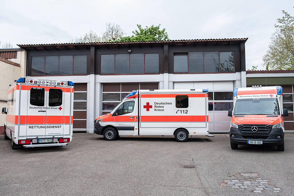 Drei geparkte Rettungswagen vor der Rettungswache