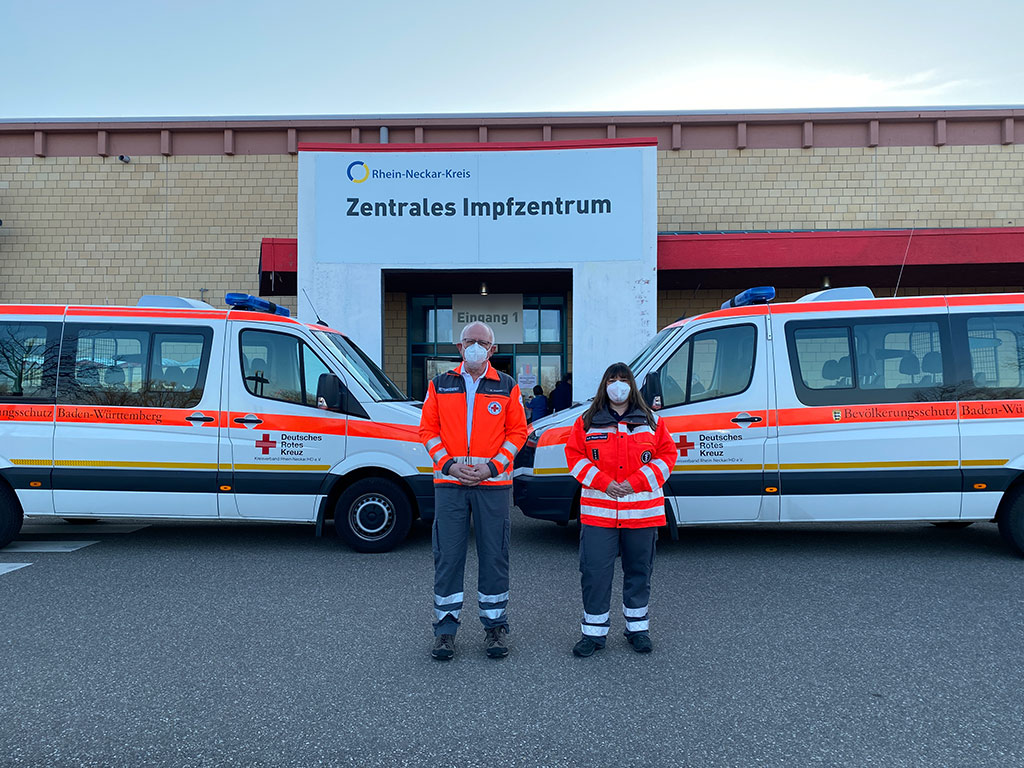 DRK Mitarbeiter vor dem Zentralen Impfzentrum des Rhein-Neckar-Kreises