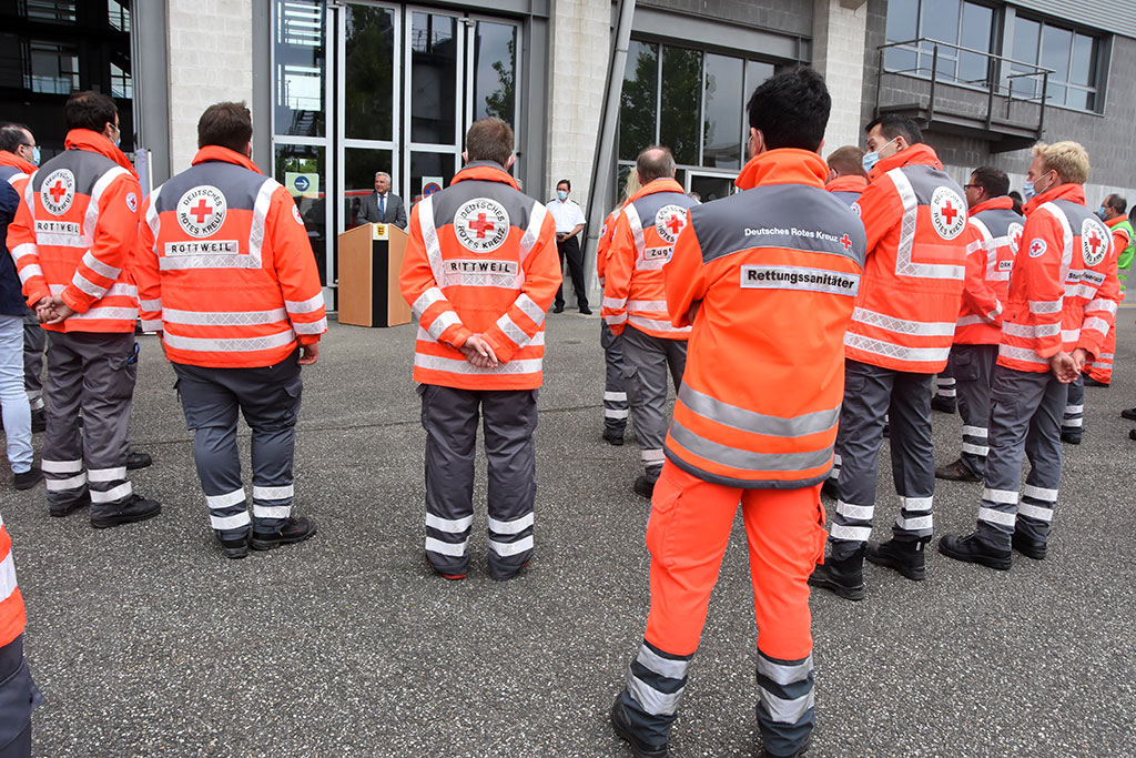 Rettungssanitäter hören bei einer Rede zu