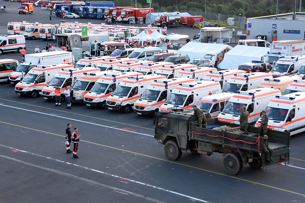 Viele geparkte DRK-Fahrzeugen auf einem großen Parkplatz