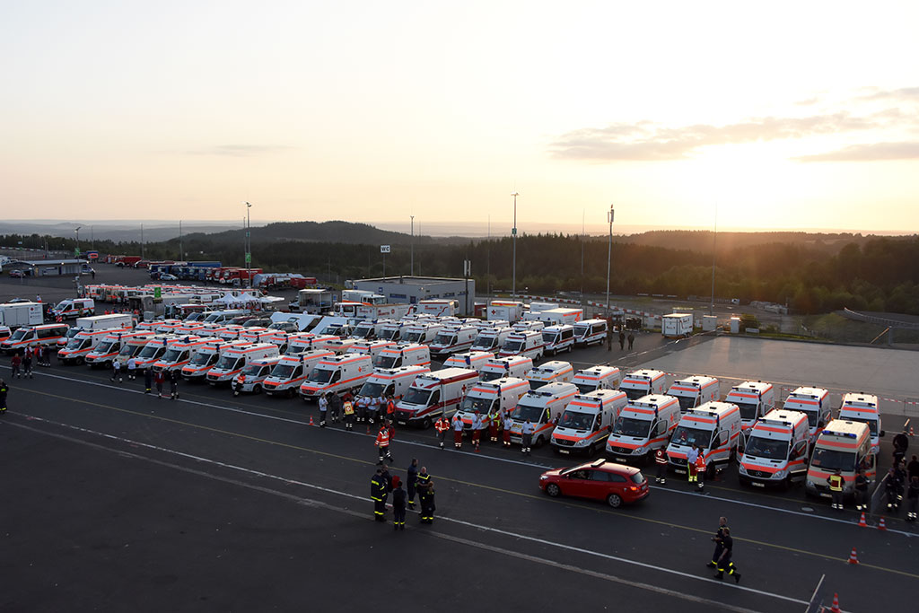 Geparkte DRK-Fahrzeuge