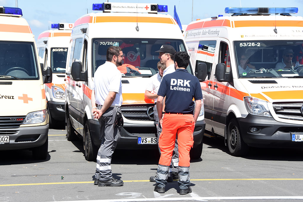 Mitarbeiter de DRK vor Rettungsfahrzeugen