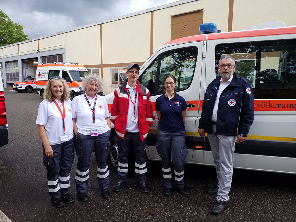 Gruppenbild mit drei Mitarbeiterinnen und zwei Mitarbeitern der Psychosozialen Notfallversorgung