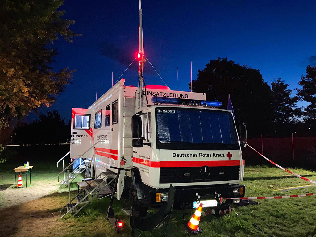 Fahrzeug der Einsatzleitung in der Nacht